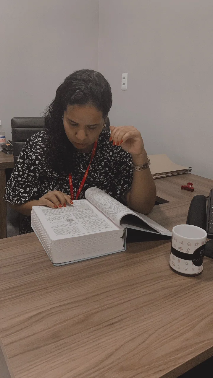 Estudo de material jurídico à mesa